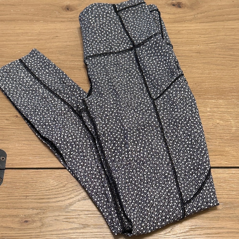 Lululemon Fast and Free Leggings Fizz White/Black Size 4 EUC - Picture 4 of 8